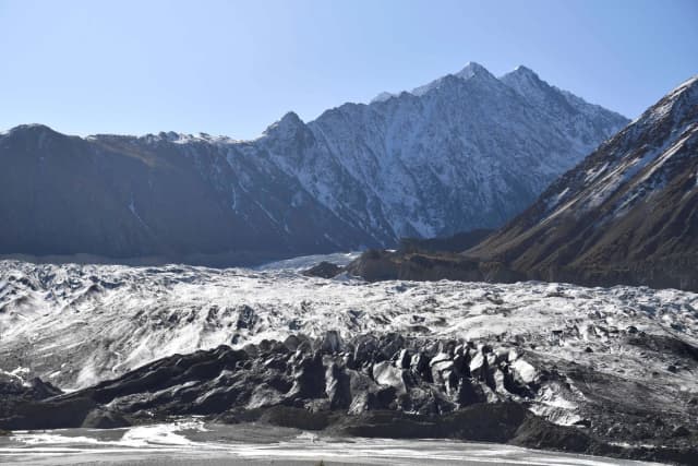 El glaciar Chiatibo en la cordillera del Hindu Kush, provincia de Khyber-Pakhtunkhwa, Pakistán, el 16 de octubre de 2019. (Neil Hall/Pool vía REUTERS/Foto de archivo)