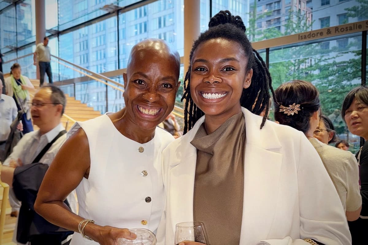 Adrienne Simmons (izquierda) y Taylor Brown asisten al espectáculo Shen Yun Performing Arts en el Four Seasons Centre el viernes 26 de junio de 2026. (Xinxin Teng/The Epoch Times)