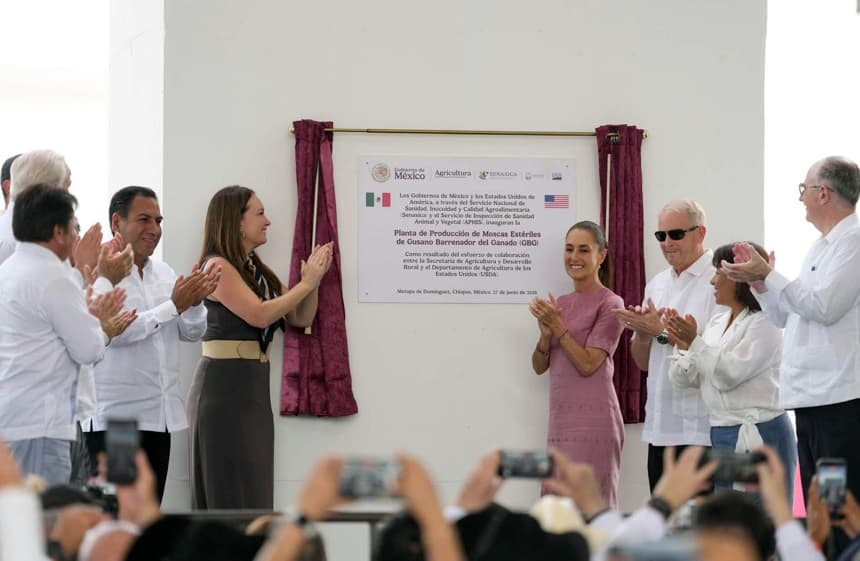 La mandataria de México, Claudia Sheinbaum (4-d), y la secretaria de Agricultura de Estados Unidos, Brooke Rollins (3-i), durante un acto protocolario este sábado, en el municipio Metapa de Domínguez en Chiapas, México, el 27 de junio de 2026. (EFE/Presidencia de México/)