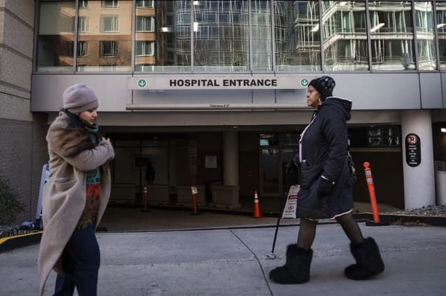 Varias personas pasan junto a un hospital en Washington, el 2 de enero de 2025. (Madalina Vasiliu/The Epoch Times)