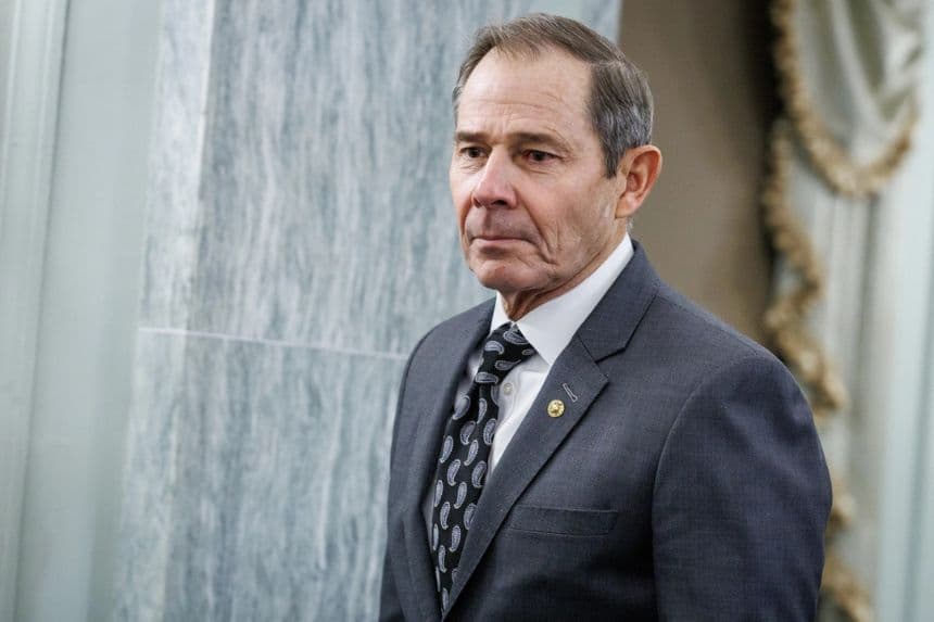 El senador John Curtis (R-Utah) llega a la audiencia de confirmación del Comité de Comercio, Ciencia y Transporte del Senado sobre la nominación de Sean Duffy por parte del presidente electo de Estados Unidos, Donald Trump, para el cargo de Secretario de Transporte, en el edificio de oficinas del Senado Russell en Washington, el 15 de enero de 2025. (Samuel Corum/Getty Images)