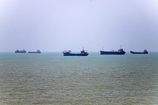 Embarcaciones ancladas en Bandar Abbas, junto al estrecho de Ormuz, el 18 de junio de 2026. (Amirhossein Khorgooei/ISNA/AFP vía Getty Images)