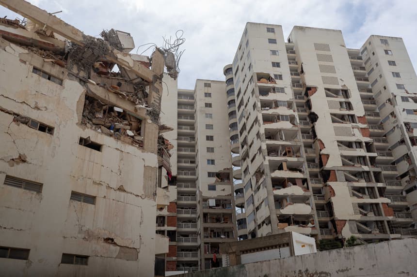 Fotografía de un edificio afectado por los terremoto, este domingo, en Catia La Mar, Venezuela. (EFE/ Ronald Peña R)