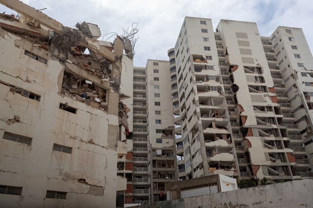 Fotografía de un edificio afectado por los terremoto, este domingo, en Catia La Mar, Venezuela. (EFE/ Ronald Peña R)