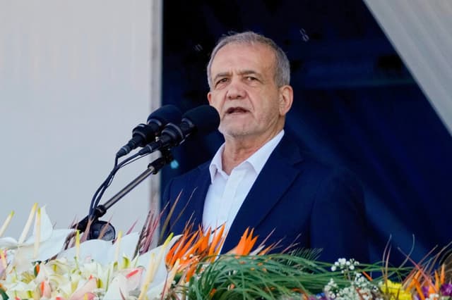 El presidente iraní Masoud Pezeshkian habla durante el desfile del Día Nacional del Ejército, justo a las afueras de Teherán el 18 de abril de 2025. (Foto AP/Vahid Salemi).