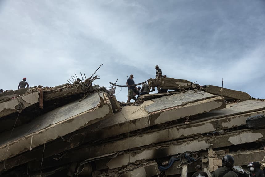 Rescatistas realizan labores de búsqueda de personas desaparecidas en una zona afectada por los terremotos, el domingo, en Tanaguaneras, La Guaira, Venezuela. (EFE/ Henry Chirinos)