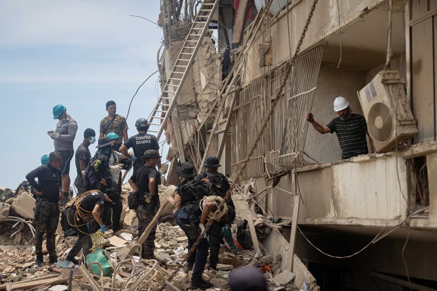 Un grupo de rescatistas fue captado este 28 de junio al realizar labores de búsqueda de personas desaparecidas en una zona afectada por los terremotos del pasado miércoles, en Catia La Mar, La Guaira, Venezuela. (EFE/Ronald Peña)