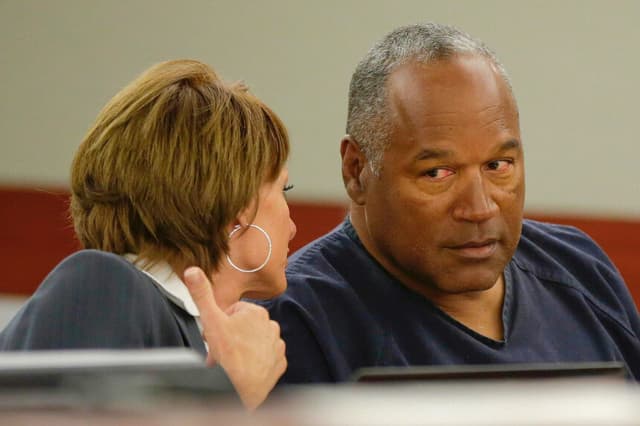 O.J. Simpson (a la derecha) aparece sentado junto a su abogada, Patricia Palm, en la Corte de Distrito del condado de Clark durante su vista probatoria celebrada en Las Vegas, Nevada, el 13 de mayo de 2013. (Julie Jacobson/Reuters).