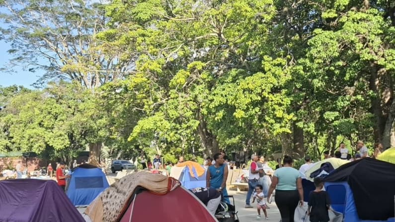 La otra tragedia de Venezuela: miles de personas sobreviven sin hogar tras los sismos