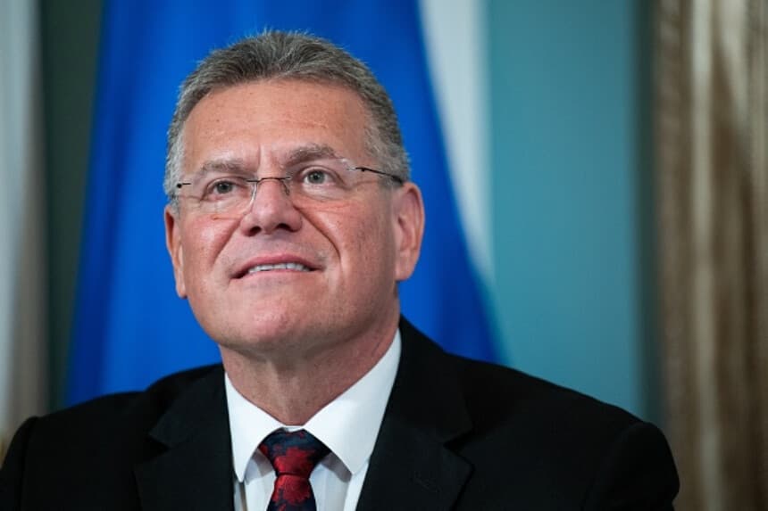 El comisario de Comercio de la Unión Europea, Maroš Šefčovič, pronuncia un discurso antes de firmar un memorando de entendimiento sobre minerales críticos con el secretario de Estado estadounidense, Marco Rubio, en el Departamento de Estado en Washington, D.C., el 24 de abril de 2026. (Annabelle Gordon / AFP vía Getty Images).