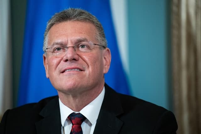 El comisario de Comercio de la Unión Europea, Maroš Šefčovič, pronuncia un discurso antes de firmar un memorando de entendimiento sobre minerales críticos con el secretario de Estado estadounidense, Marco Rubio, en el Departamento de Estado en Washington, D.C., el 24 de abril de 2026. (Annabelle Gordon / AFP vía Getty Images).