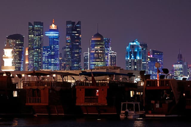 Rascacielos iluminados en el paseo marítimo de Doha, el 29 de junio de 2026. (Karim JAAFAR / AFP vía Getty Images).