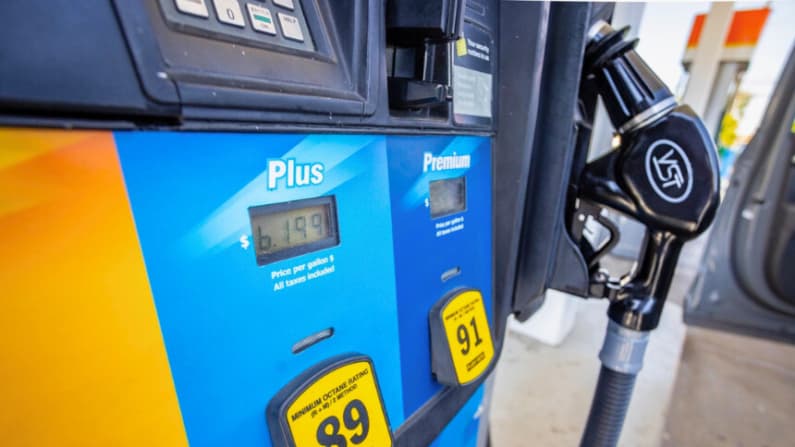 Trump advierte a minoristas de gasolina que tendrán "grandes problemas" si no bajan los precios