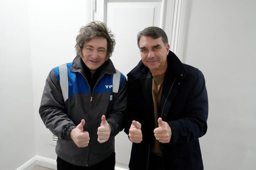 Milei respalda la candidatura presidencial de Flávio Bolsonaro en reunión en Buenos Aires