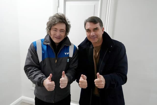 Milei respalda la candidatura presidencial de Flávio Bolsonaro en reunión en Buenos Aires