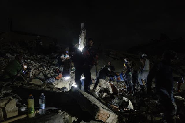 Rescatistas buscan sobrevivientes por el doble terremoto de magnitud 7.2 y 7.5 que sacudieron la zona norte de Venezuela este lunes, en Catia La Mar, estado La Guaira, Venezuela. (EFE/ Henry Chirinos)