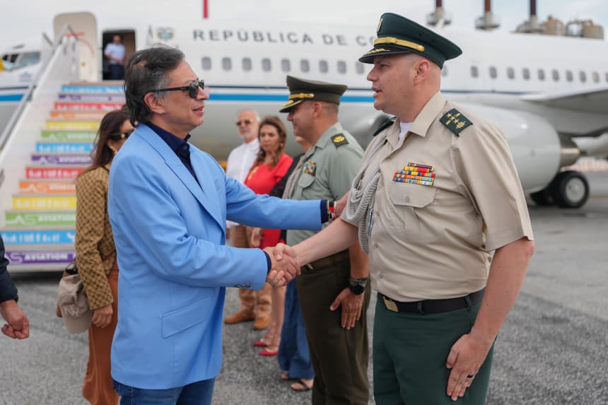 Fotografía cedida por la Presidencia de Colombia que muestra al mandatario, Gustavo Petro (i), a su llegada de este lunes, a Roma, Italia. Petro, viajó a Roma para cumplir una agenda diplomática que culminará el próximo 2 de julio con una audiencia oficial con el papa León XIV en el Vaticano, aunque el gobierno aún no ha dado a conocer las actividades que desarrollará durante su estancia en Italia. (EFE/ Presidencia de Colombia)