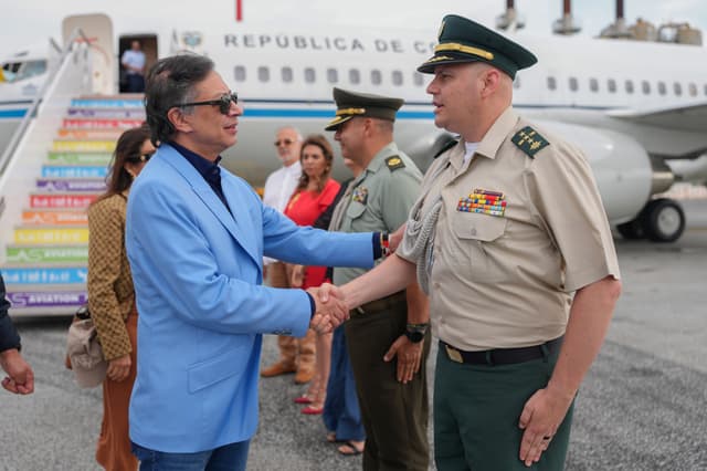 Fotografía cedida por la Presidencia de Colombia que muestra al mandatario, Gustavo Petro (i), a su llegada de este lunes, a Roma, Italia. Petro, viajó a Roma para cumplir una agenda diplomática que culminará el próximo 2 de julio con una audiencia oficial con el papa León XIV en el Vaticano, aunque el gobierno aún no ha dado a conocer las actividades que desarrollará durante su estancia en Italia. (EFE/ Presidencia de Colombia)