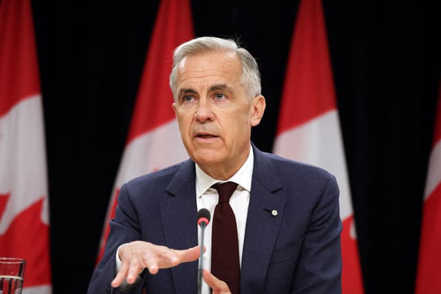 El primer ministro canadiense, Mark Carney, habla durante una conferencia de prensa en el Teatro Nacional de Prensa de Ottawa, (Dave Chan / AFP vía Getty Images)