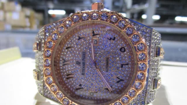 Aduanas de EE. UU. interceptan cargamento de relojes falsificados de China por 54 MDD