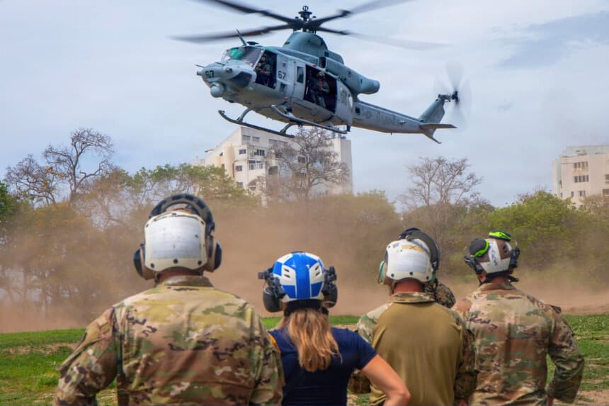 Un helicóptero UH-1Y Venom del Cuerpo de Marines de los Estados Unidos, adscrito al Escuadrón de Tiltrotores Medianos de los Marines (VMM) 365 (Reforzado), de la Fuerza de Combate Litoral 24, se prepara para aterrizar durante un vuelo de evaluación aérea de daños, en Caracas, Venezuela, el 28 de junio de 2026. (Foto del Cuerpo de Marines de Estados Unidos).