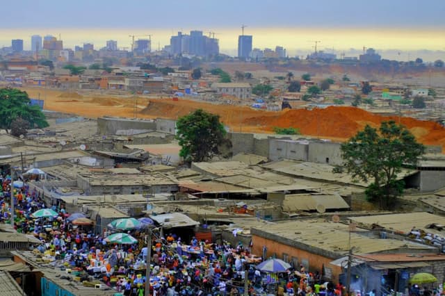 Una franja de edificios urbanos divide barrios más ricos y pobres en Luanda, Angola. (Adriana Mahdalova/Shutterstock).