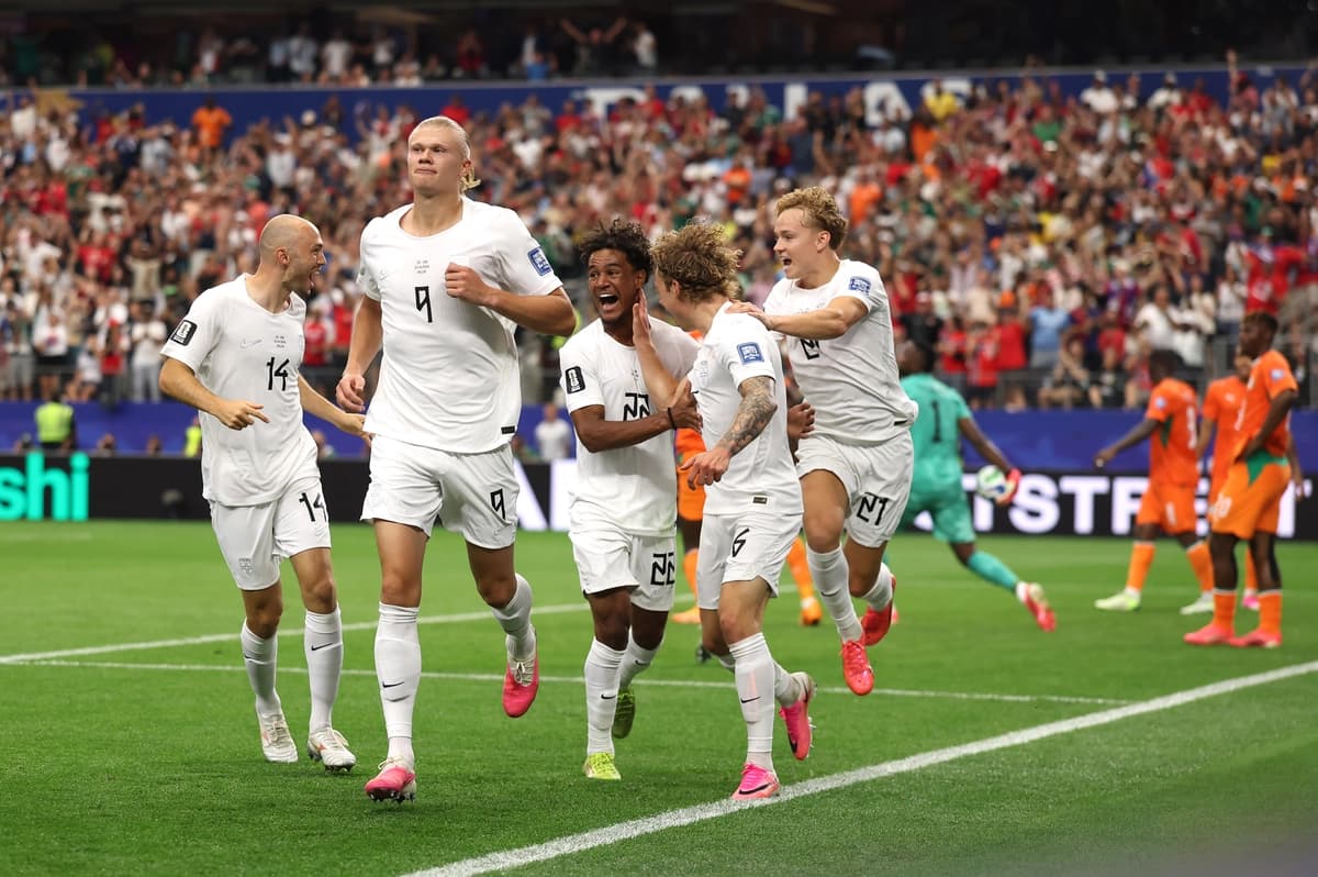 Erling Haaland (9) de Noruega celebra con sus compañeros tras marcar el segundo gol de su equipo durante el partido de dieciseisavos de final contra Costa de Marfil en el Dallas Stadium de Arlington, Texas, el 30 de junio de 2026. (Lars Baron/Getty Images).