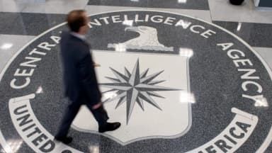 CIA investigó por espionaje a empleados que rechazaron la vacuna COVID: Demanda judicial