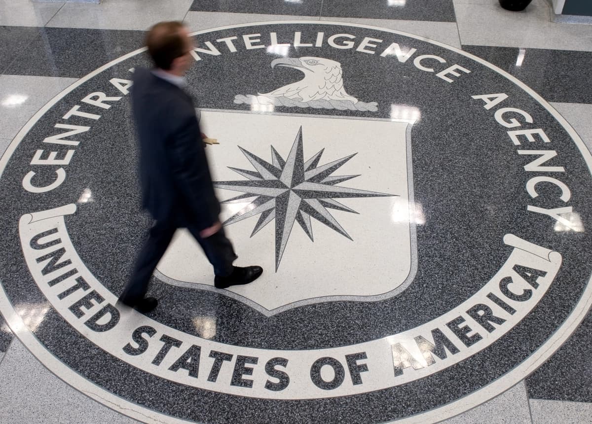 CIA investigó por espionaje a empleados que rechazaron la vacuna COVID: Demanda judicial