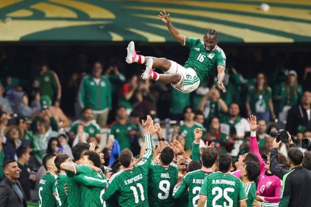 Julián Quiñones, número 16 de México, es levantado en volandas por sus compañeros de equipo mientras celebran la victoria y el pase a los octavos de final tras el partido de la ronda de 32 de la Copa Mundial de la FIFA 2026 entre México y Ecuador, disputado en el Estadio de la Ciudad de México el 30 de junio de 2026 en la Ciudad de México, México. (Foto de Kevin C. Cox/Getty Images)