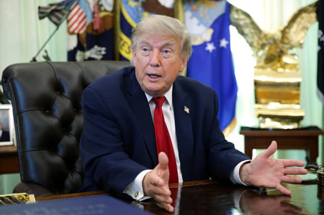 El presidente de Estados Unidos, Donald Trump, habla con periodistas tras firmar una orden ejecutiva sobre reparaciones de automóviles junto al administrador de la Agencia de Protección Ambiental, Lee Zeldin, en el Despacho Oval de la Casa Blanca el 29 de junio de 2026 en Washington. (Alex Wong/Getty Images).