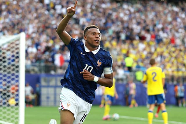 Kylian Mbappé, número 10 de Francia, celebra el tercer gol de su equipo durante el partido de dieciseisavos de final del Mundial 2026 entre Francia y Suecia, disputado el 30 de junio de 2026 en el New York New Jersey Stadium, en East Rutherford, Nueva Jersey. (Al Bello/Getty Images).