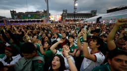 Miles de mexicanos festejan en las calles el pase a octavos tras vencer a Ecuador