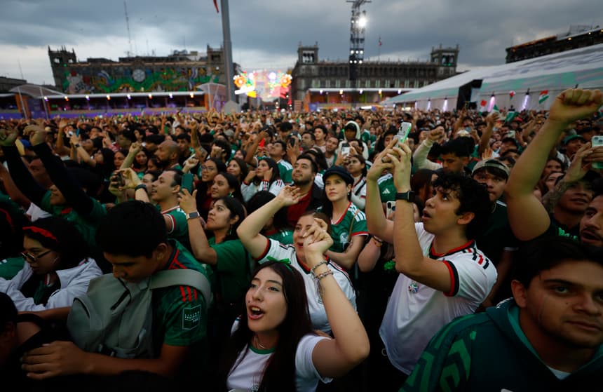 Miles de mexicanos festejan en las calles el pase a octavos tras vencer a Ecuador
