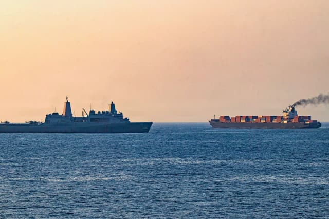 Las fuerzas estadounidenses patrullan el mar Arábigo cerca del buque "Touska", en el estrecho de Ormuz, el 20 de abril de 2026. (Armada de los Estados Unidos vía Getty Images).