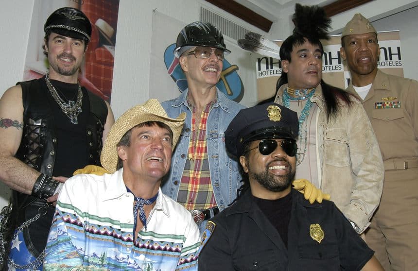 Victor Willis (3d), vocalista principal de la formación original de Village People posa con sus compañeros de grupo el 20 de abril de 2004 durante el anuncio de una serie de conciertos en México. Willis, vocalista principal de la formación original de Village People y coautor de éxitos como 'YMCA' o 'In the Navy', ha fallecido a los 74 años tras una "corta pero agresiva enfermedad". (EFE/Guillermo Granados)