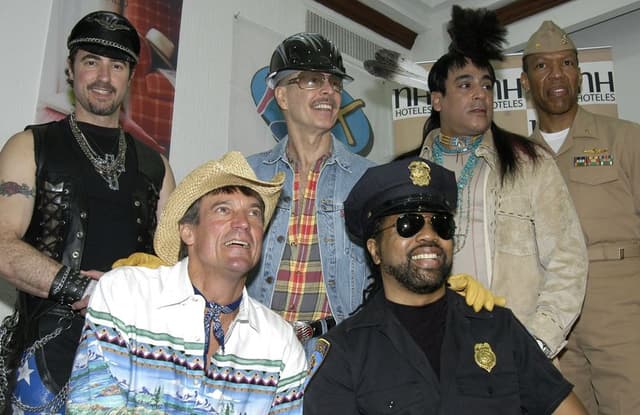 Victor Willis (3d), vocalista principal de la formación original de Village People posa con sus compañeros de grupo el 20 de abril de 2004 durante el anuncio de una serie de conciertos en México. Willis, vocalista principal de la formación original de Village People y coautor de éxitos como 'YMCA' o 'In the Navy', ha fallecido a los 74 años tras una "corta pero agresiva enfermedad". (EFE/Guillermo Granados)