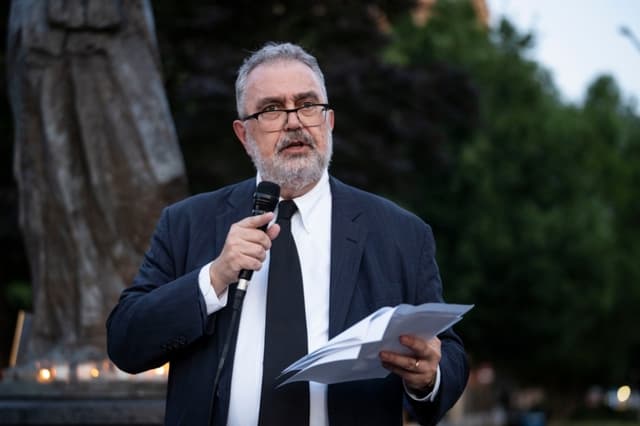 Piero Tozzi, director principal de Política China del America First Policy Institute, toma la palabra durante la vigilia a la luz de las velas por la masacre de la Plaza de Tiananmen, celebrada en el Monumento a las Víctimas del Comunismo en Washington el 4 de junio de 2026. (Madalina Kilroy/The Epoch Times)