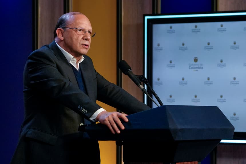 Fotografía cedida que muestra al ministro de Hacienda y coordinador del equipo de transición del Gobierno saliente, Germán Ávila, hablando en una rueda de prensa este 30 de junio de 2026, en Bogotá, Colombia. (EFE/ Presidencia de Colombia)