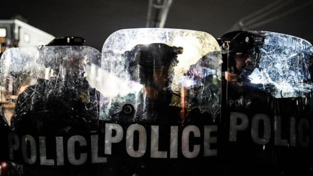 Departamento de Justicia libra una batalla nacional para que agentes federales puedan usar mascarillas