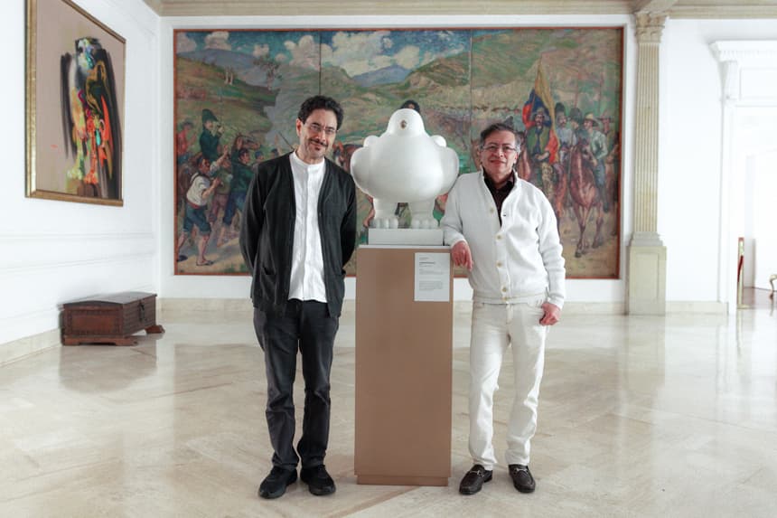 Fotografía cedida por la Presidencia de Colombia que muestra al mandatario colombiano, Gustavo Petro (d), posando junto al excandidato a la Presidencia de Colombia Iván Cepeda este viernes, durante su encuentro en Bogotá. Petro afirmó que ya está preparado para comenzar la transición de gobierno con el presidente electo, Abelardo de la Espriella, con quien aún no conversó. (EFE/ Presidencia de Colombia)