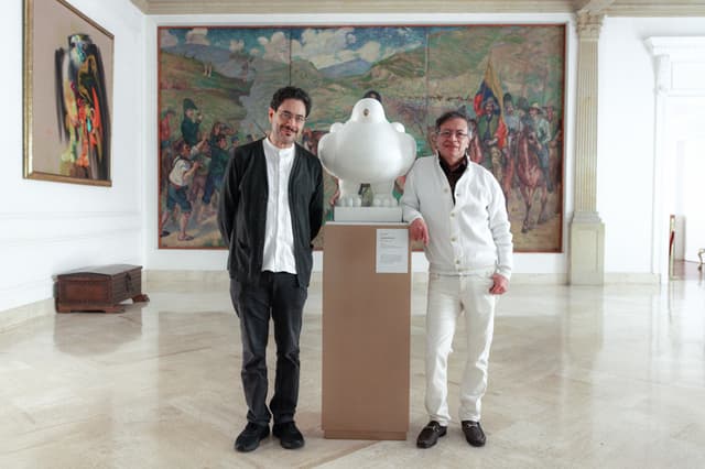 Fotografía cedida por la Presidencia de Colombia que muestra al mandatario colombiano, Gustavo Petro (d), posando junto al excandidato a la Presidencia de Colombia Iván Cepeda este viernes, durante su encuentro en Bogotá. Petro afirmó que ya está preparado para comenzar la transición de gobierno con el presidente electo, Abelardo de la Espriella, con quien aún no conversó. (EFE/ Presidencia de Colombia)