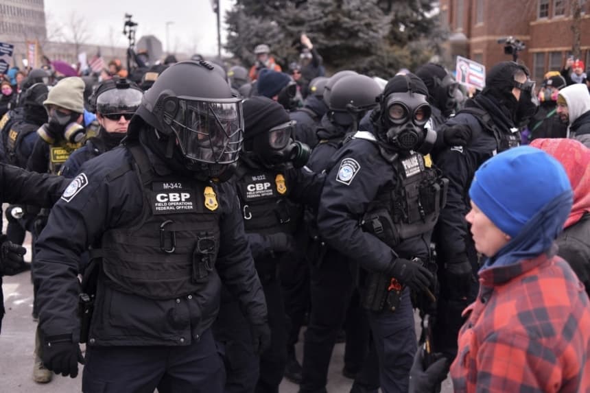 Agentes federales se enfrentan a manifestantes durante una protesta frente al Edificio Federal Bishop Whipple en Minneapolis, Minnesota, el 15 de enero de 2026. (Octavio Jones/AFP vía Getty Images)