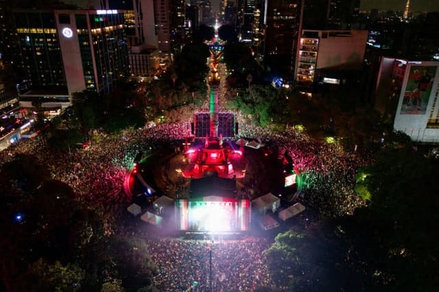 Fotografía aérea que muestra aficionados de México celebrando el triunfo ante Ecuador en el Ángel de la Independencia este martes, en un partido de dieciseisavos de final del Mundial de la FIFA 2026, en Ciudad de México, México. (EFE/ Tomás Pérez)