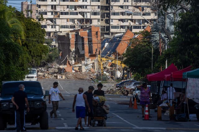 Fotografía que muestra edificaciones afectadas por los terremotos, este martes en Catia La mar, La Guaira, Venezuela. (EFE/ Miguel Gutiérrez)