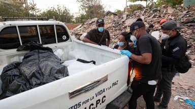 Caen cuatro policías por apropiarse de dinero entre los escombros en Venezuela