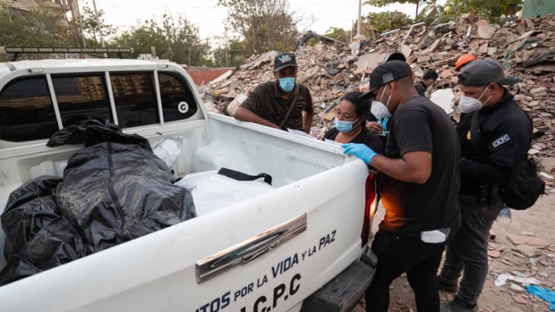 Caen cuatro policías por apropiarse de dinero entre los escombros en Venezuela