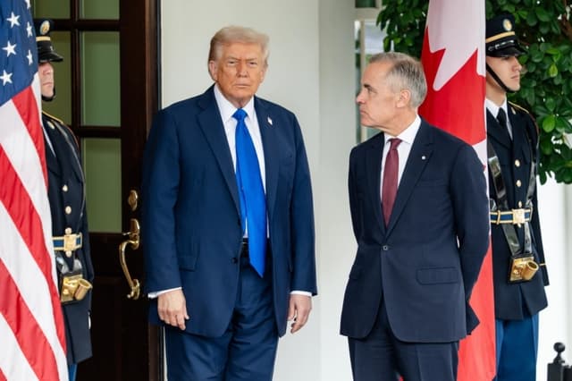 El presidente de Estados Unidos, Donald Trump, saluda al primer ministro canadiense, Mark Carney, en la Casa Blanca el 7 de octubre de 2025. (Madalina Kilroy/The Epoch Times)