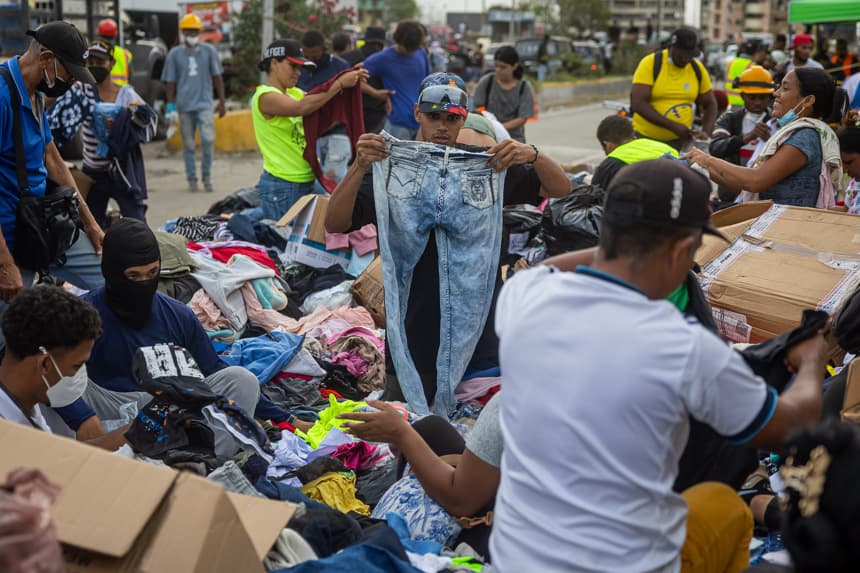 Personas buscan ropa en un campamento instalado frente a los edificios que se derrumbaron durante los terremotos en La Guaira, Venezuela, 30 de junio de 2026. (EFE/ Miguel Gutierrez)