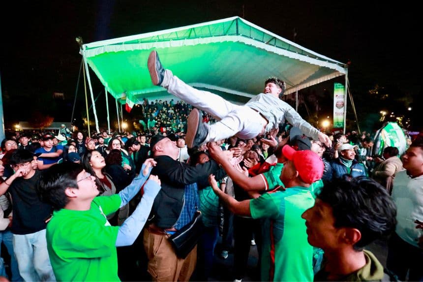 Aficionados de México celebran el triunfo sobre Ecuador este martes, al terminar la transmisión de un partido de dieciseisavos de final del Mundial de la FIFA 2026, en Toluca, México. (EFE/ Felipe Gutiérrez)